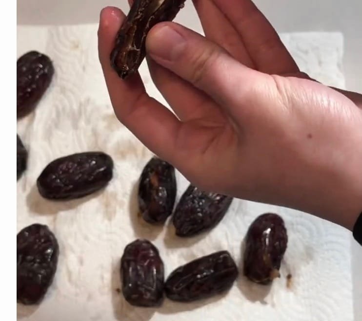During periods of fasting, many people enjoy eating dates as a gentle and natural source of energy